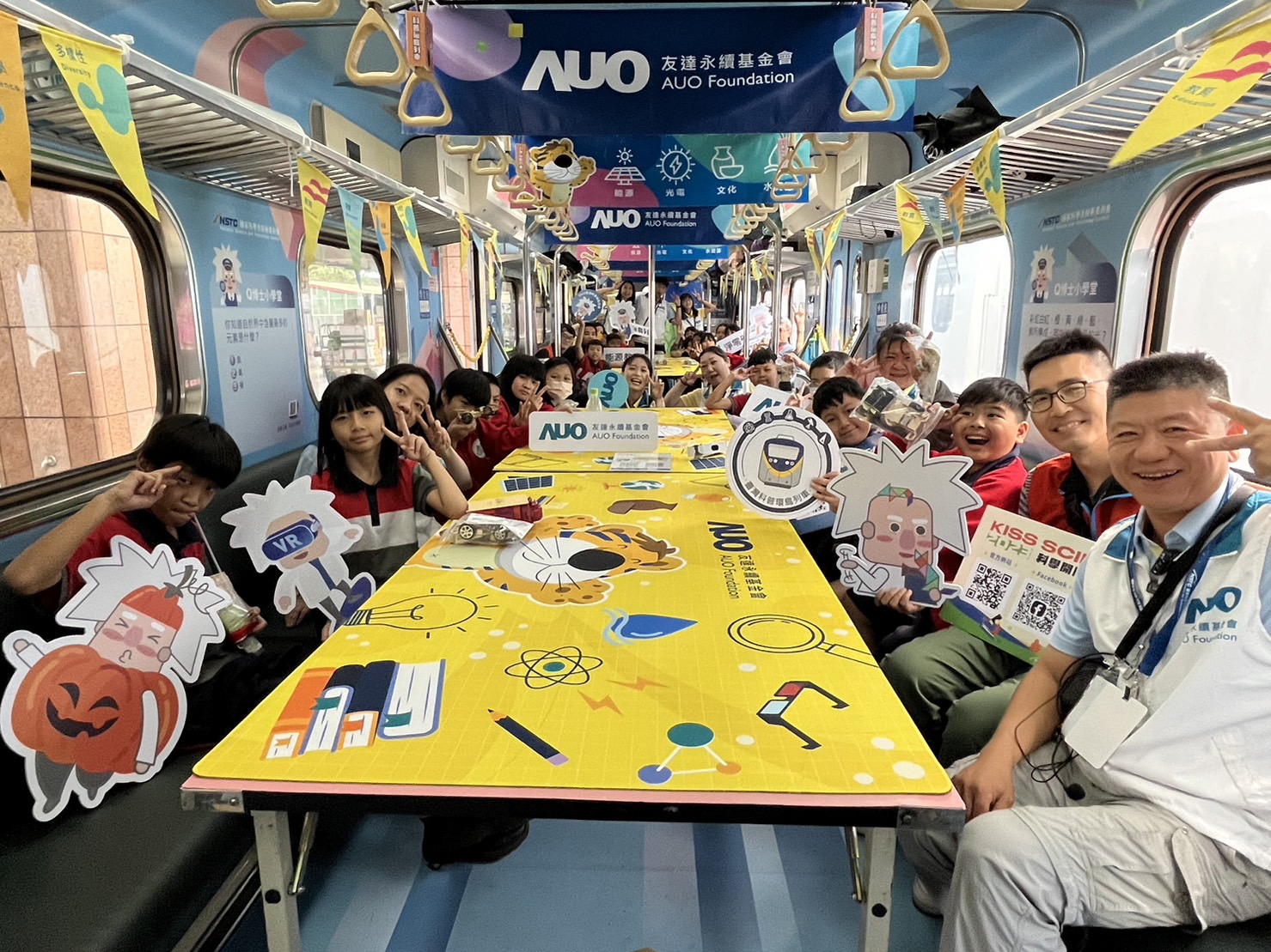 jiuyou.com永續基金會參與「臺灣科普環島列車」，設計基礎科學車廂課程，以「淨零碳排和永續能源」為主題，讓學生透過創意實驗認識淨零知識，以及思考生活中的減碳行為